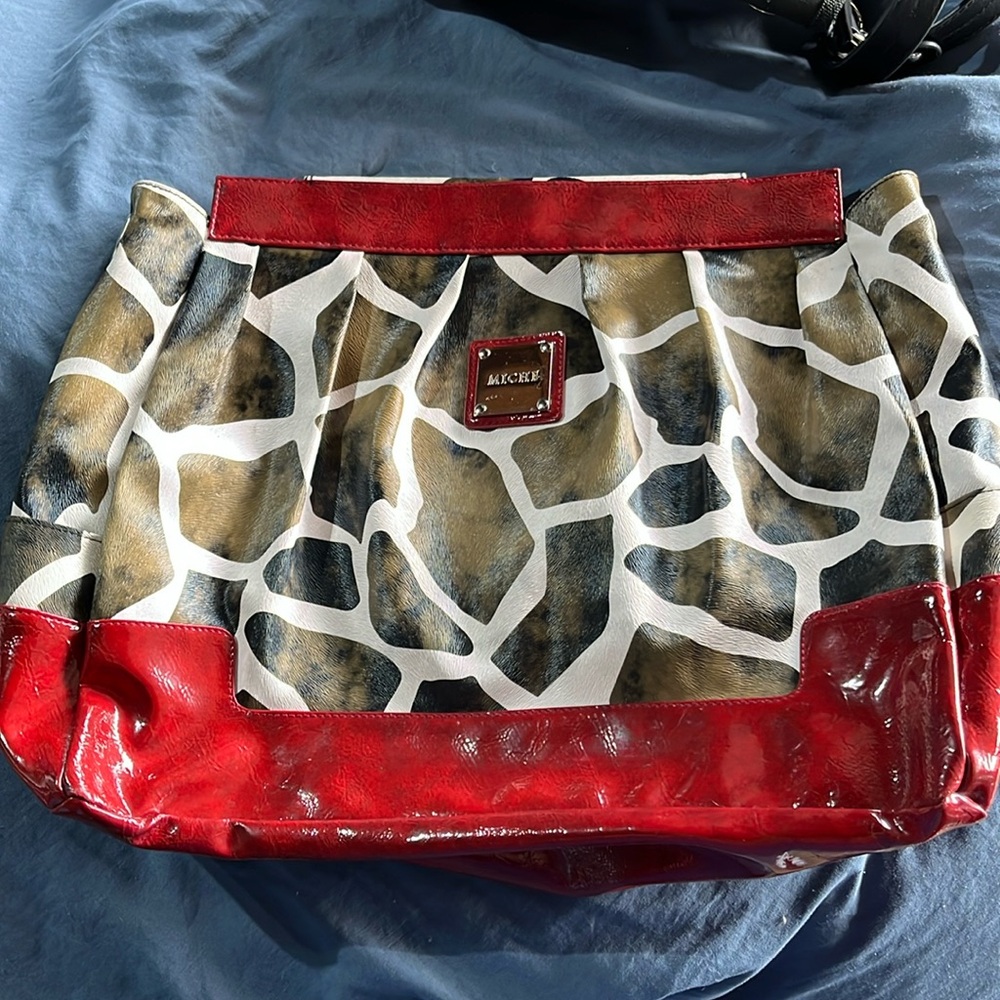 Miche purse with a magnetic shell